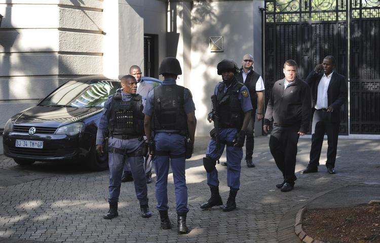 Sydafrikansk politi gennemfører i dag flere razzier mod ejendomme og personer, der har forbindelse til præsident Zuma. 