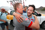 Nathan Haas får et kram af Katusha-Alpecins tyske sportsdirektør Torsten Schmidt efter bedriften i Tour of Oman. Foto: Team Katusha/Getty Images. 
