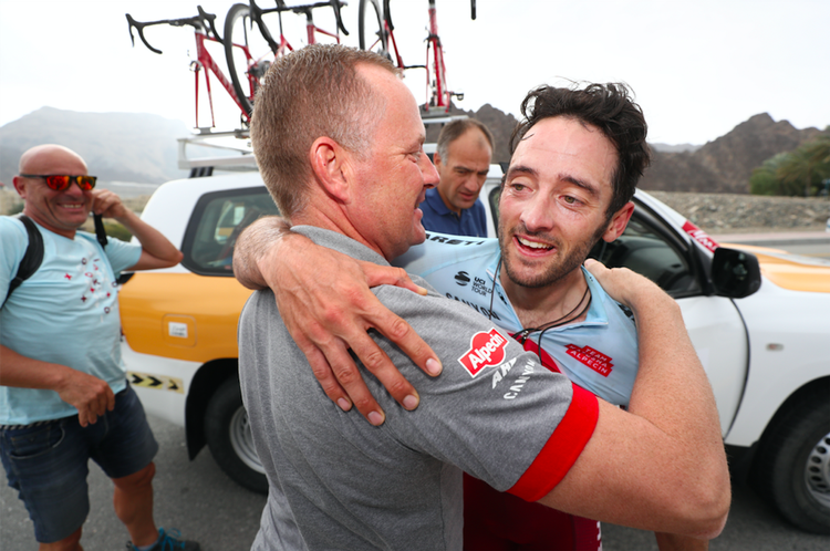Nathan Haas får et kram af Katusha-Alpecins tyske sportsdirektør Torsten Schmidt efter bedriften i Tour of Oman. Foto: Team Katusha/Getty Images. 