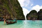 Maya Bay ligger på øen Koh Phi Phi Lee og blev berømt, da Leonardo DiCaprio i filmen the Beach, som udkom i år 2.000 jagtede den perfekte strand.  