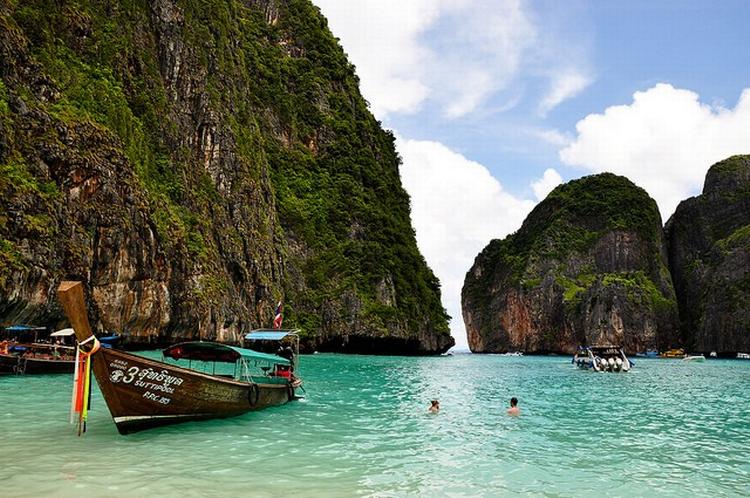 Maya Bay ligger på øen Koh Phi Phi Lee og blev berømt, da Leonardo DiCaprio i filmen the Beach, som udkom i år 2.000 jagtede den perfekte strand.  