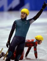 Steven Bradbury vinder sensationelt guldmens blandt andet Canadas Mathieu Turcotte kravler rundt på isen i baggrunden.
   