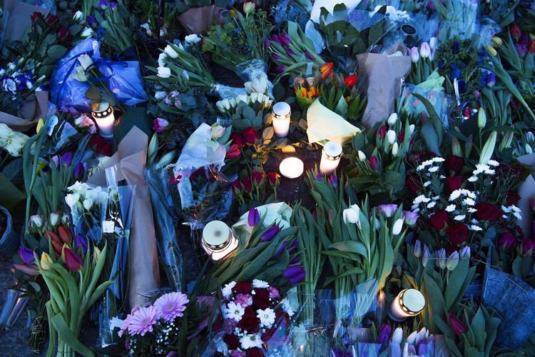 Der ligges blomster og hilsner foran Fredensborg Slot onsdag den 14. februar 2018.  