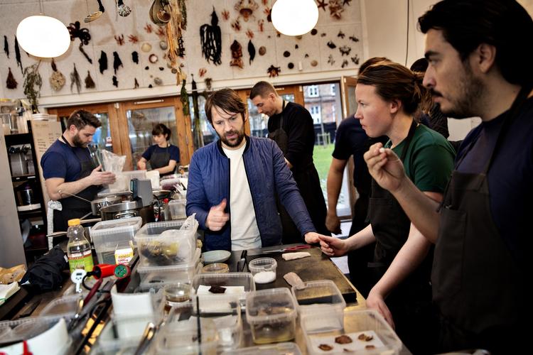 Her ses René Redzepi i fuld gang med forberedelser til åbningen af det nye Noma.
   