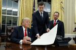 Reince Priebus (t.h.) ser til, da  Donald Trump 20. januar er mødt ind på Det Ovale Kontor. Dagen efter kom deres første opgør - over tilskuertallet ved Trumps indsættelse.
   Evan Vucci/AP