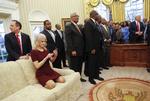 Reince Priebus (t.v.) synes næsten at lede efter en udvej: 27. februar 2017 er han dog stadig velplaceret i magtens centrum under et møde mellem Trump og en gruppe sorte kongresmedlemmer. Forrest talskvinden Kellyanne Conway. Pablo Martinez Monsivais/AP