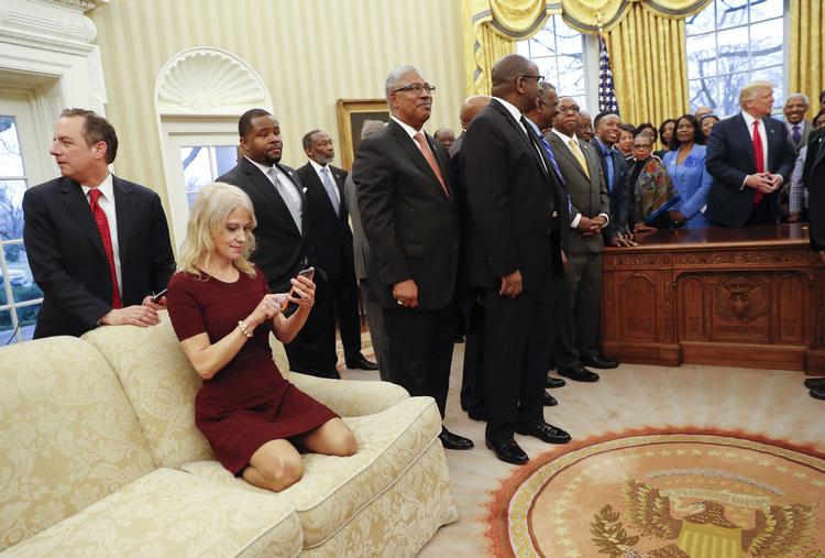 Reince Priebus (t.v.) synes næsten at lede efter en udvej: 27. februar 2017 er han dog stadig velplaceret i magtens centrum under et møde mellem Trump og en gruppe sorte kongresmedlemmer. Forrest talskvinden Kellyanne Conway. Pablo Martinez Monsivais/AP