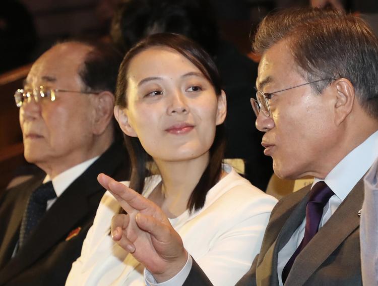 Kim Yo-jong er søster til Nordkoreas leder, Kim Jong-un. Da hun rejste til Sydkorea under åbningen af Vinter-OL, forsvandt al tale om missiler og atomprøvesprængninger. 