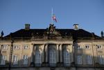 Der vil blive flaget på halv mange steder i landet den næste måned, hvor der er erklæret officiel landesorg. Her er det Amalienborg.

   Peter Hove Olesen/POLFOTO