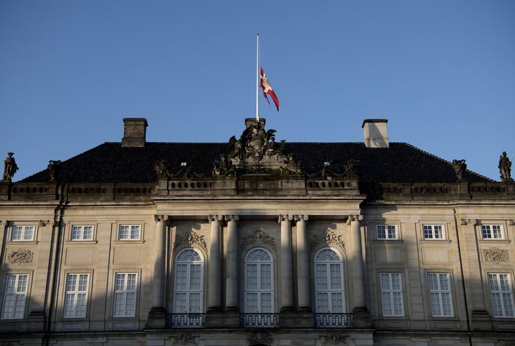 Der vil blive flaget på halv mange steder i landet den næste måned, hvor der er erklæret officiel landesorg. Her er det Amalienborg.

   Peter Hove Olesen/POLFOTO