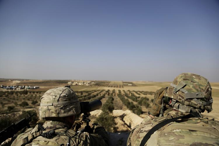 Amerikanske soldater holder udkig i det nordlige Syrien. 