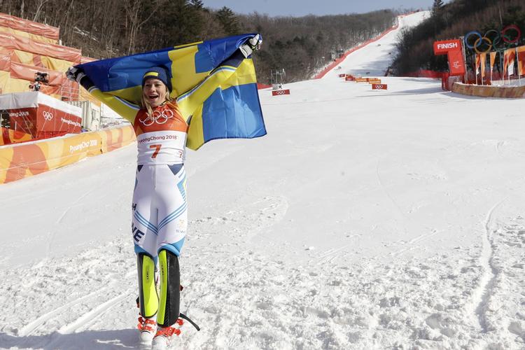Frida Hansdotter nyder sejren og sin første OL-medalje.
   