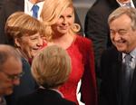  De personlige møder og samtaler er med til at give konferencen i München værdi. Her fra sidste år, da bl.a. Tysklands kansler Angela Merkel (tv.) og Kroatiens præsident Kolinda Grabar-Kitarovic stak hovederne sammen med FN’s generalsekretær Antonio Guterres.  Arkivfoto Tobias Haase
