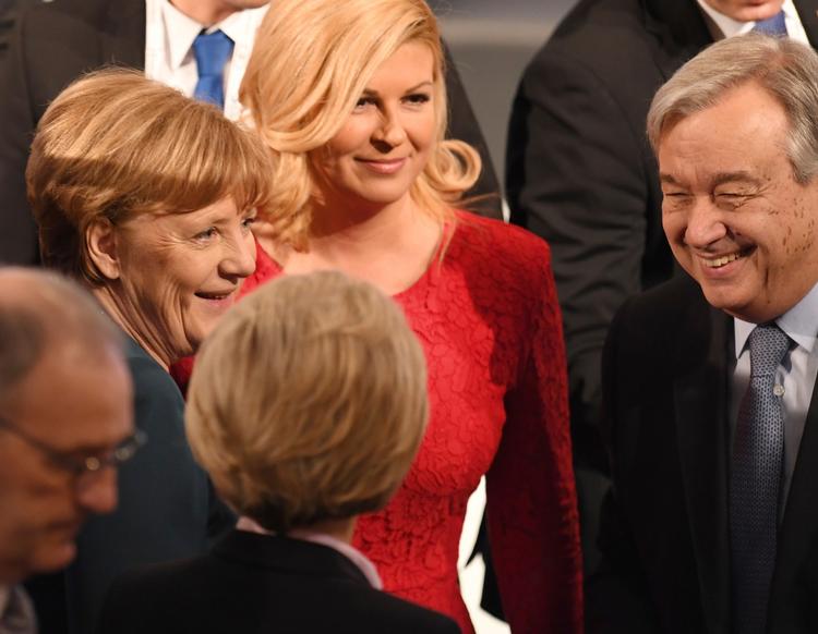  De personlige møder og samtaler er med til at give konferencen i München værdi. Her fra sidste år, da bl.a. Tysklands kansler Angela Merkel (tv.) og Kroatiens præsident Kolinda Grabar-Kitarovic stak hovederne sammen med FN’s generalsekretær Antonio Guterres.  Arkivfoto Tobias Haase