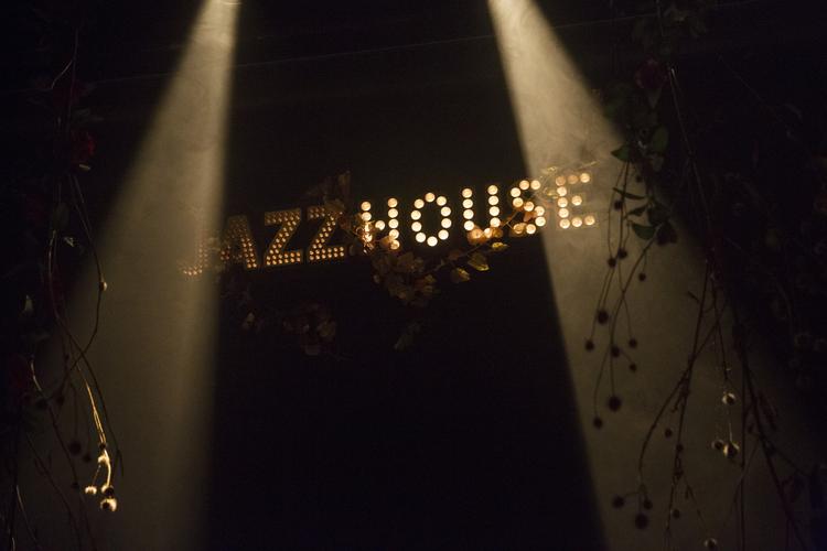  »Storhedstiden var fra 1992 og frem til 1998«. Jazzhouse var et helt særligt insted, hvor stamgæsterne bl.a. fik serveret spegepølsemadder i de sene timer. 
   