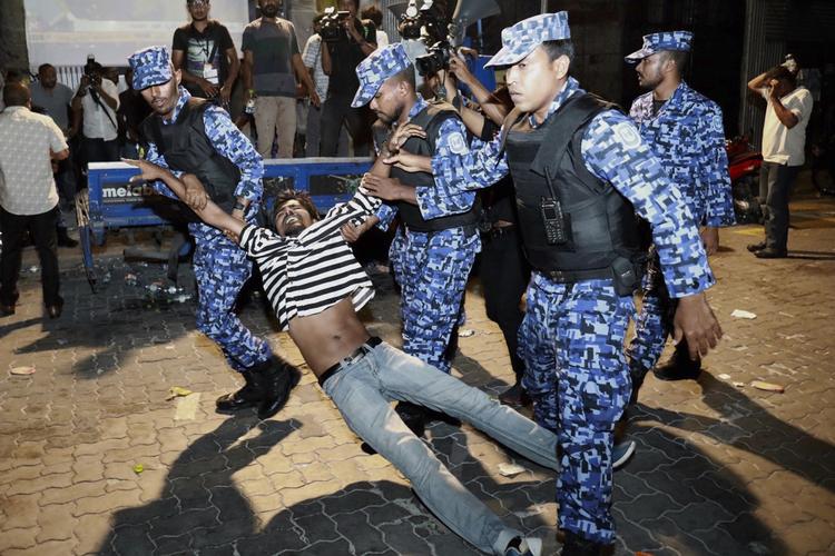 Det er gået hårdt for sig ved demonstrationerne i især hovedstaden Malé de seneste uger. Her er det en scene fra 2. februar, hvor der blev demonstreret mod regeringen. 
