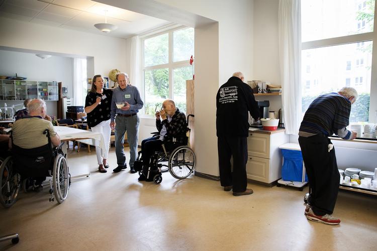 På Aktivitetscenteret Midtpunktet ved Plejecenter Sølund i København har man lavet en herreklub, hvor mændene mødes til for eksempel bowling.
Arkivfoto.  