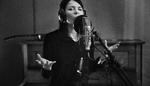 »Selv om der er tale om en personlig begivenhed i Kiras liv, taler sangene til et stort publikum, og de føles ikke deprimerende at lytte til«, siger hendes britiske producer, John Parish, som hun har lavet sit nye album 'The Echo of You' med i Bristol.  Tine Reingaard