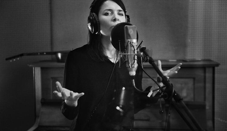 »Selv om der er tale om en personlig begivenhed i Kiras liv, taler sangene til et stort publikum, og de føles ikke deprimerende at lytte til«, siger hendes britiske producer, John Parish, som hun har lavet sit nye album 'The Echo of You' med i Bristol.  Tine Reingaard