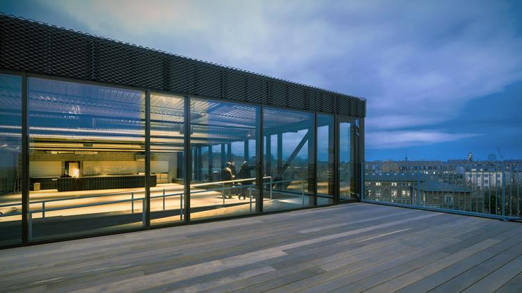 Dipylon Huset på Carlsberg er udelukkende holdt i farverne grå og sort, så kuløren kommer enten fra medarbejdernes tøj eller verden udenfor.  Jens Lindhe