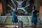 'The Shape of Water' er et meget usædvanligt  koldkrigsdrama blandet med monster-film og kærlighedsfilm. 