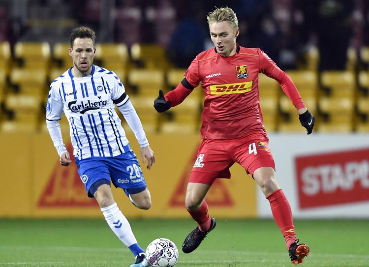 Victor Nelsson, FC Nordsjælland (th.) og Anders K. Jacobsen, OB i aktion. 