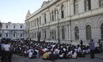 Folkeskoleelever samles i et åbent areal i Veracruz, Mexico.  