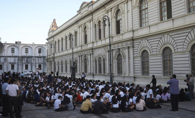 Folkeskoleelever samles i et åbent areal i Veracruz, Mexico.  