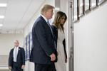 Donald Trump og hustruen Melania har netop talt med staben på hospitalet efter et besøg hos ofrene for skoleskyderiet i Florida.  
