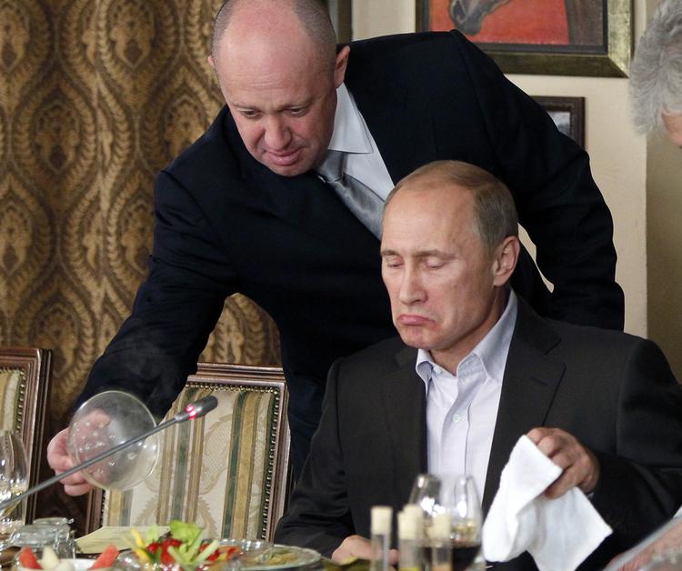 Jevgenij Prigosjin serverer til Vladimir Putins indsættelsesceremoni i 2011.  