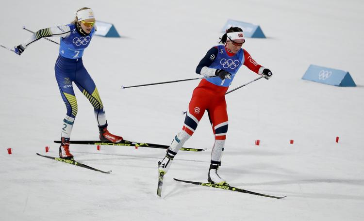 Marit Bjørgen (forrest) slog Stina Nilsson i spurten og vandt sin 13. olympiske medalje. 