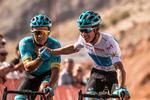 Alexey Lutsenko (t.v.) og Miguel Angel Lopez i løbets ungdomstrøje lykønsker hinanden efter succesen på kongeetapen i Tour of Oman. 