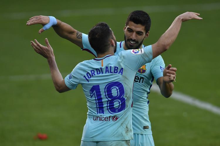 Jordi Alba og Luis Suárez havde noget at fejre lørdag, hvor de sikrede Barcelona en sejr over Eibar.
   Alvaro Barrientos/AP