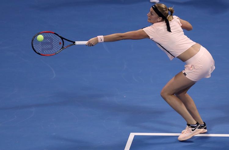 Petra Kvitova har spillet mange kampe på kort tid, men hun fandt alligevel kræfter i Doha-semifinalen til at besejre Caroline Wozniacki.  
  
   Ibraheem Al Omari/Ritzau Scanpix