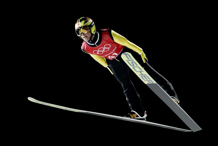 Noriaki Kasai er stadig et studie i stil, når han sætter af fra bakken og svæver af sted. Kirsty Wigglesworth/AP