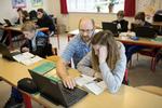 Der er omfattende mangel på lærere over hele landet. På Nysted Skole underviser Henrik Senbach 8.B i matematik. Arkivfoto.
   
