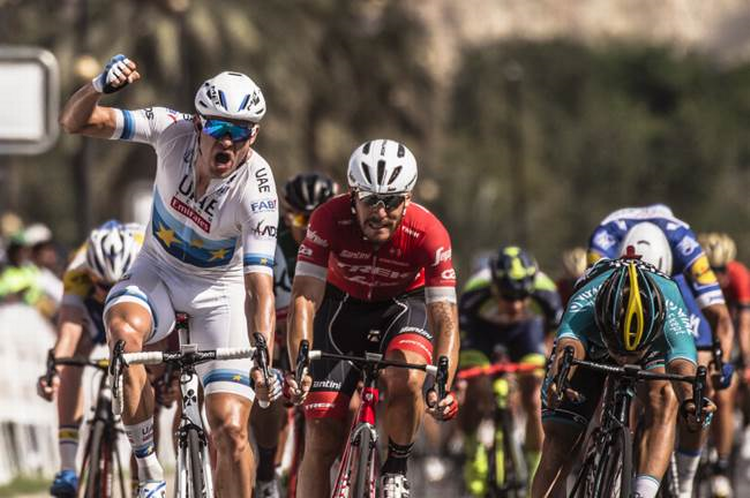 Alexander Kristoff slår til i spurten på sidste etape i Tour of Oman foran Bryan Coquard (yderst t.h.) og Giacomo Nizzolo, mens Magnus Cort på fjerdepladsen ikke blev indfanget af fotografen. Foto: Muscat Municipality / A.S.O. / K.D. Thorstad

 
 