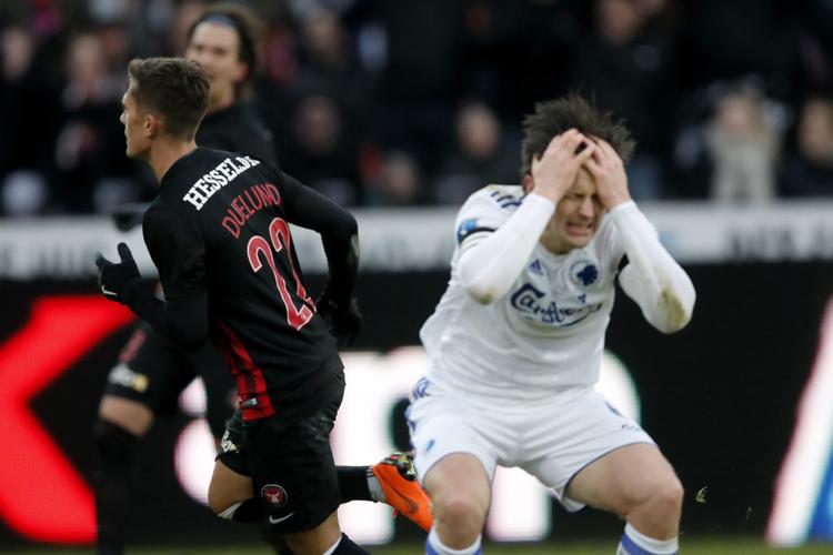 En fejlaflevering fra William Kvist (th.) gav Mikkel Duelund (tv.) chancen for at score til 2-1. Jens Dresling/POLFOTO
