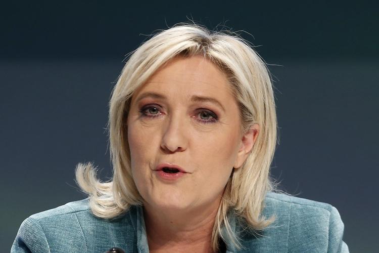 Marine Le Pen vil ændre navnet på Front National, som hendes far, Jean-Marie Le Pen, stiftede i 1972. Men kritikere fra partiet siger, at tabet af præsidentvalget intet med partiets navn at gøre.  AP Photo/Antonio Calanni/AP