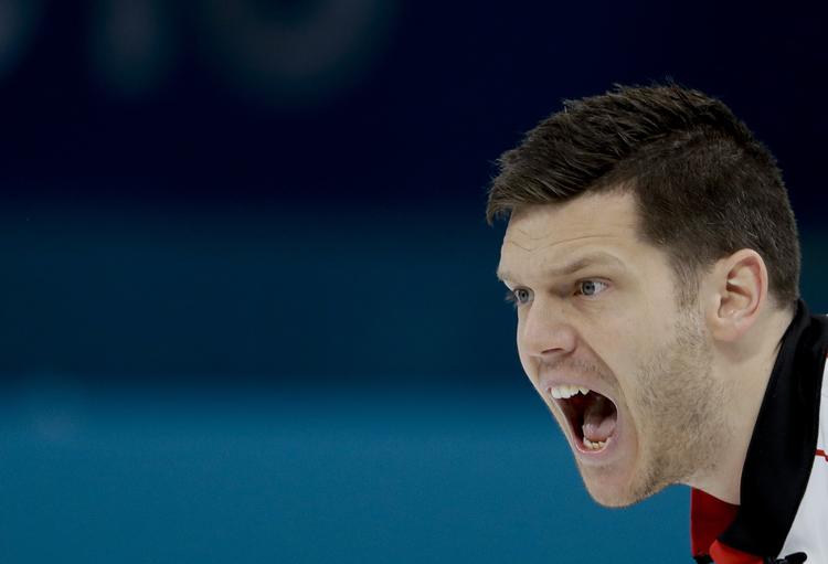 Rasmus Stjerne forsøgte til sidst at fjerne to britiske sten, men det mislykkedes og Danmark tabte 7-6. Natacha Pisarenko/AP