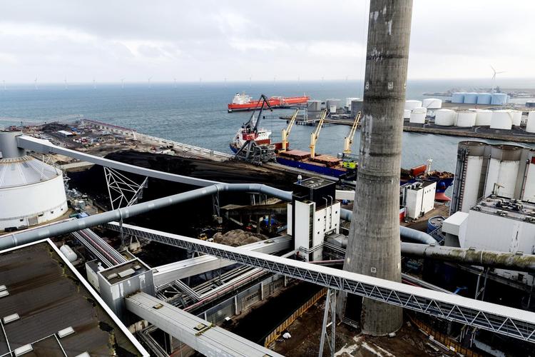 En 150 meter høj skorsten lavet af 5.000 tons beton skal rives ned. Betonen skal genanvendes som støjafskærmende mur omkring et nyt genbrugscenter i Sydhavnen. Andreas Haubjerg