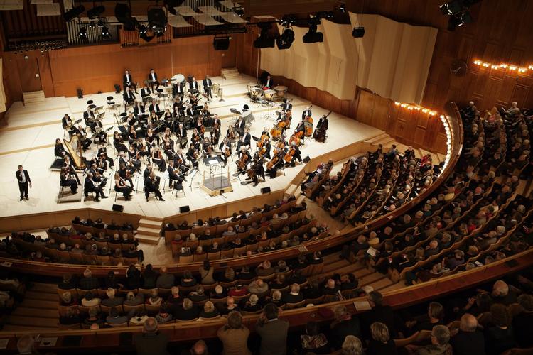 Copenhagen Phil i Konservatoriets Koncertsal.   
   Anne Mie Dreves