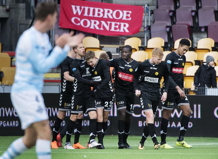Oliver Drost får kram og klap på skulderen efter at have scoret til 1-0 for Horsens. Alle tre deltagelse læsere forudså, at det i sidste ende ville blive 2-0.
   Claus Bech/Ritzau Scanpix