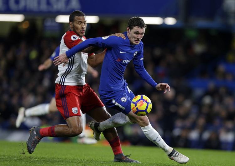
Andreas Christensen har med klogt spil grebet chancen i Chelsea og er blevet en af klubbens vigtigste spillere. Her ses han i duel med West Bromwichs Salomon Rondon. Foto: AP/Alastair Grant
   Alastair Grant/AP