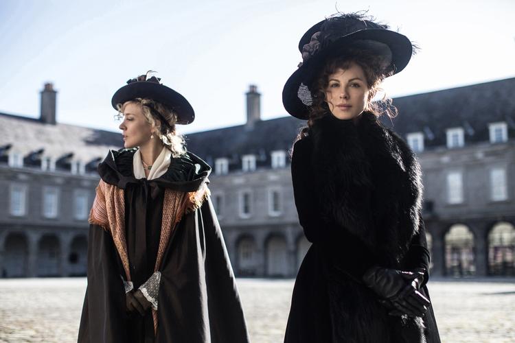Jane Austen (1775-1817) var en af de forfattere, der var med till at hive statistikken over kvindelige hovedkarakterer i litteraturen opad. Hendes romaner danner aktuelt forlæg for flere film, her ses Kate Beckinsale, til højre, og Chloe Sevigny, i en scene fra 'Love & Friendship'´, der havde premiere i 2016. Ross Mcdonnell/AP