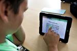 På de danske folkeskoler er iPads, smartboards og Forældreintra en stor del af skoledagen, men spørgsmålet er, om det i sidste ende giver dygtigere elever? Det mener forsker i it Jesper Balslev ikke. Miriam Dalsgaard/arkiv/POLFOTO