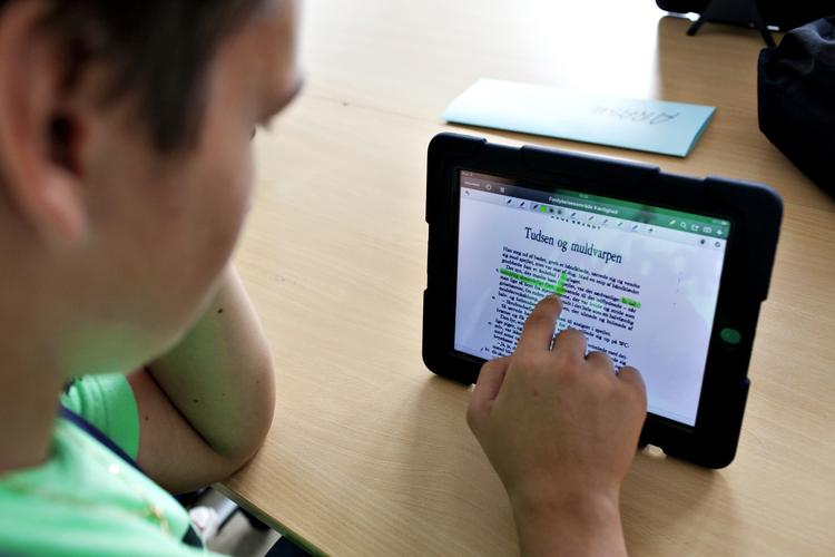 På de danske folkeskoler er iPads, smartboards og Forældreintra en stor del af skoledagen, men spørgsmålet er, om det i sidste ende giver dygtigere elever? Det mener forsker i it Jesper Balslev ikke. Miriam Dalsgaard/arkiv/POLFOTO