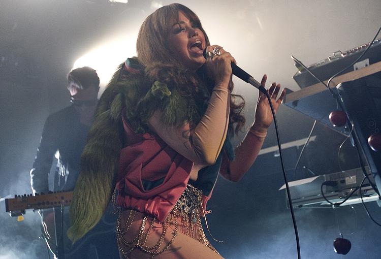 Aura har som en af få danske kunstnere sunget sig helt til tops på den tyske hitliste. Hun og en lang række knap så etablerede kunstnere udgør årets Lillefredag-program.  Flindt Mogens/Ekstra Bladet