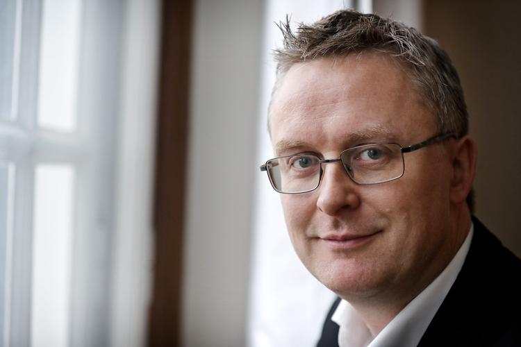 »Jeg var i god tid. Vi havde fået at vide, at vi skulle være på plads i folketingssalen fem minutter i ti. Jeg blev mødt af en stor politistyrke og i flere omgange nægtet adgang til Christiansborg med min bil«, siger V-finansordfører Jacob Jensen.
 Jens Dresling/Ritzau Scanpix