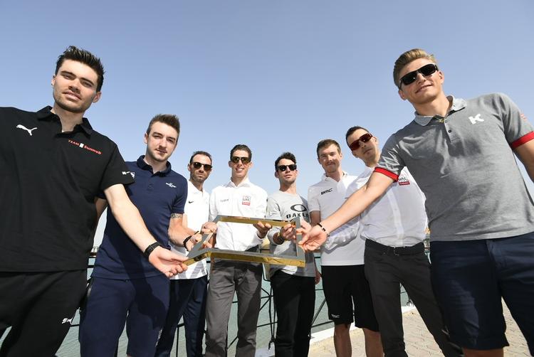 Otte af de forventede hovedpersoner i WorldTour-løbet AbuDhabi Tour var samlet ved dagens præsentation. Fra venstre er det Tom Dumoulin (Team Sunweb), Elia Viviani (Quick-Step Floors), Alejandro Valverde (Movistar), Rui Costa (UAE Team Emirates), Mark Cavendish (Dimension Data), Rohan Dennis (BMC), Fabio Aru (UAE Team Emirates) og Marcel Kittel (Katusha-Alpecin). Foto: LaPresse-Ferrari/Paolone. 